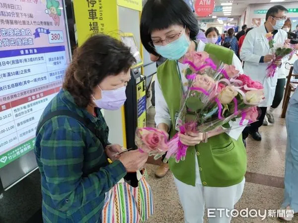 ▲竹山秀傳醫院於婦女節舉辦「花獻女神」活動，呼籲重視性別平權、婦女健康。（圖／竹山秀傳醫院提供，下同）