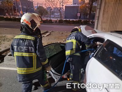 快訊／台中24歲女酒駕自撞！車頭撞爛5人受困　警消救出急送醫