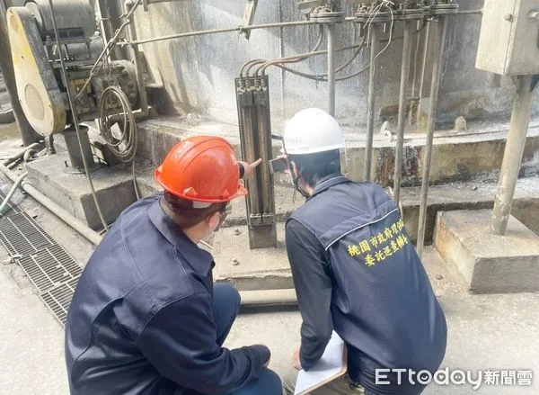 ▲桃園市政府環保局今天針對全市空氣品質不佳呈現紅色警示，稽查人員在檢測站了解空品汙染情形。（圖／記者沈繼昌翻攝）