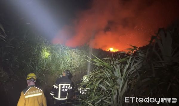 ▲▼墾丁龍磐公園起火了！ 火勢一發不可收拾灌救中。（圖／民眾提供）