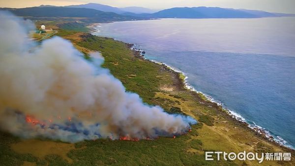 ▲▼墾丁龍磐公園起火了！ 火勢一發不可收拾灌救中。（圖／民眾提供）