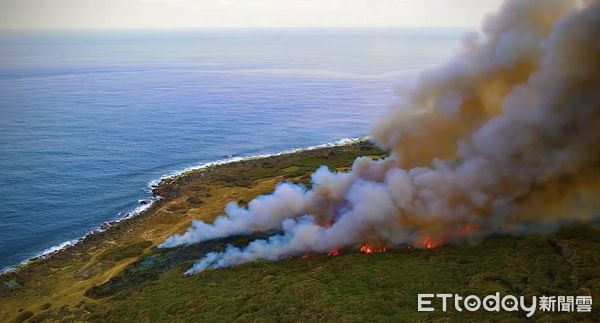 ▲▼墾丁龍磐公園起火了！ 火勢一發不可收拾灌救中。（圖／民眾提供）