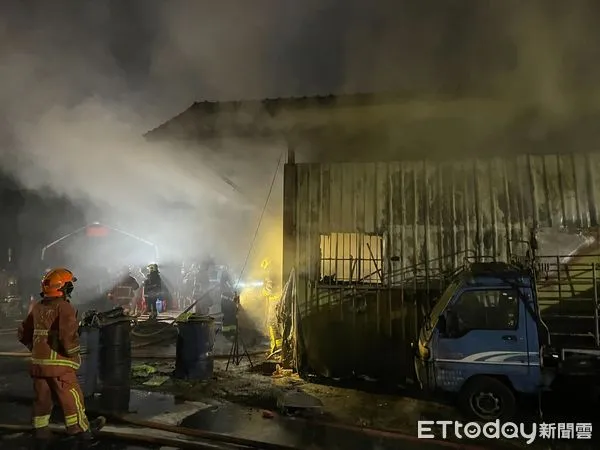 ▲▼快訊／新莊貨櫃屋火警！消防拉水線灌救。（圖／記者陳以昇翻攝）