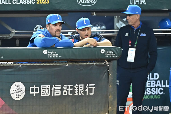 ▲▼2023WBC世界棒球經典賽義大利隊總教練皮亞薩Mike Piazza(左),教練徐志維Joe Hsu(中)。（圖／記者李毓康攝）