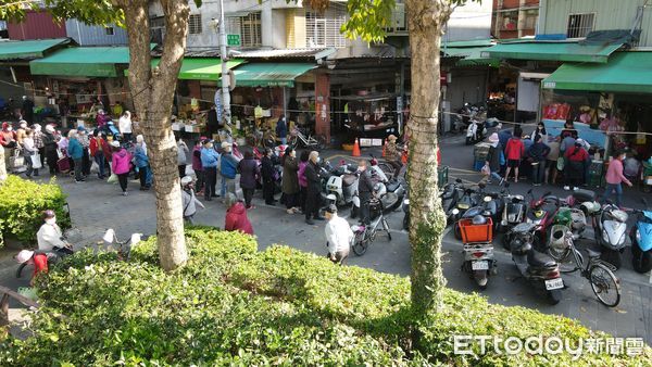 ▲▼蛋蛋危機,雞蛋漲價,面臨缺貨,一早的菜市場就超過百位民眾排隊買蛋,深怕買不到蛋,7點多開賣到10點就全部賣完了,1斤雞蛋快破百元,老闆看到大家恐慌排隊也無奈。（圖／記者姜國輝攝）