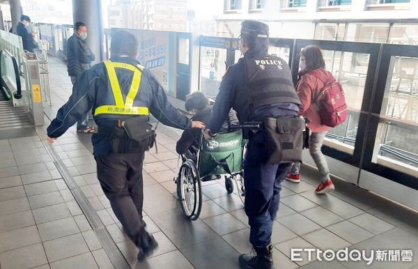 ▲桃園捷運警察讓黃姓男子乘坐輪椅，緊急由月台送醫治療。（圖／記者沈繼昌翻攝）