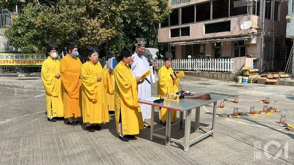 ▲蔡天鳳案凶宅舉行8小時的超渡法會。（圖／香港01）