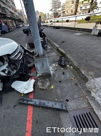 ▲▼ 三重發生自撞車禍，警方在車內找到百萬鈔票和大批毒品。（圖／記者戴上容翻攝）