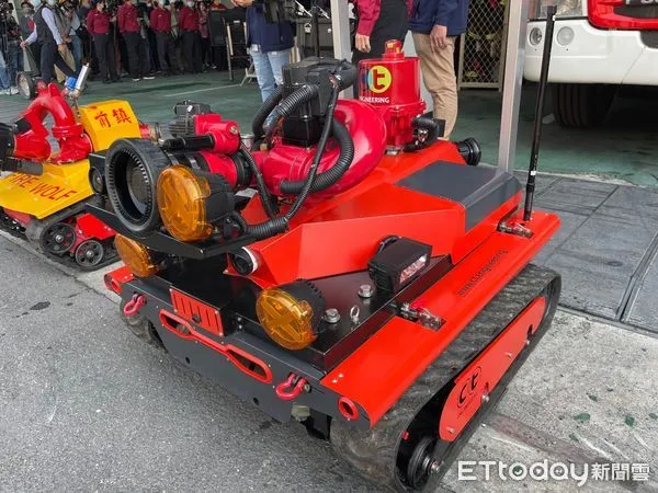 ▲▼高雄市消防局展示新一代消防機器人。（圖／記者吳世龍攝）