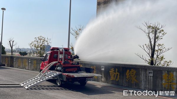 ▲▼高雄市消防局展示新一代消防機器人。（圖／記者吳世龍攝）