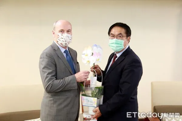 ▲加拿大駐台北貿易辦事處代表倪傑民，偕貿易暨投資處長敬獵人、資深商務經理陳嘉雯蒞臨台南市政府拜會市長黃偉哲，雙方暢談台南與加拿大間的合作願景。（圖／記者林悅翻攝，下同）