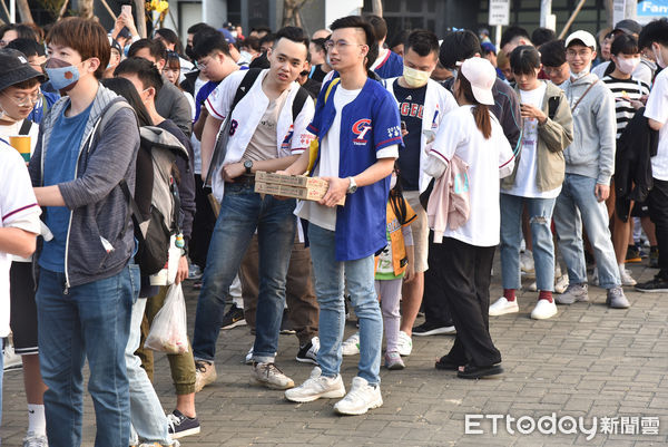 ▲▼2023WBC世界棒球經典賽中華隊預賽第二場對上義大利,許多球迷帶著披薩與義式炸雞進場為中華隊加油打氣。（圖／記者李毓康攝）