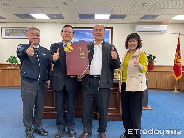 ▲檢察總長邢泰釗(左)致贈水果給臺南警察局長廖宗山             。（圖／最高檢察署提供，下同）