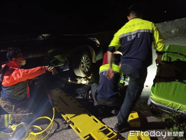 ▲疑天色昏暗沒路燈！開車返家輾到人　尖石男嚇：人壓在車底下。（圖／記者陳凱力翻攝）