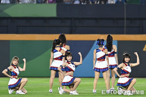 ▲▼2023WBC世界棒球經典賽中華隊賽事，由峮峮、林襄等中職5隊啦啦隊員組成的「經典女孩」在洲際棒球場帶動全場球迷一起為中華隊加油。（圖／記者李毓康攝）