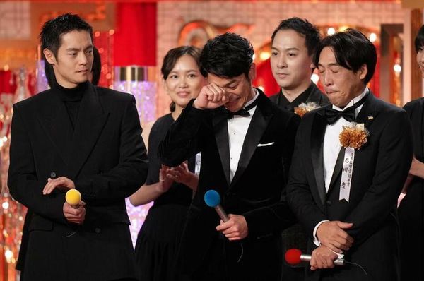 妻夫木聰（右三）主演《那個男人》榮獲「第46屆日本電影學院獎」最佳影片肯定，讓他激動落淚，右為導演石川慶。（翻攝自biglobe news）
