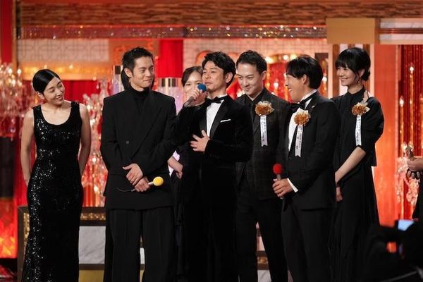 《那個男人》榮獲最佳影片等8獎項，來自台灣的Cicada（後排右）也和演員、團隊們一起登台領獎。（翻攝自natalie）