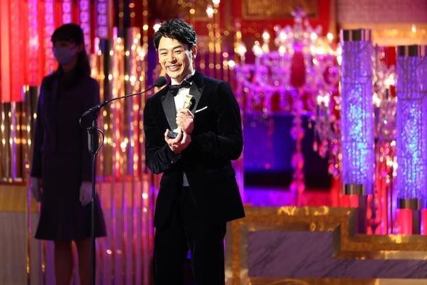 妻夫木聰榮獲最佳男主角殊榮，這也是他睽違12年再次獲獎。（翻攝自natalie）