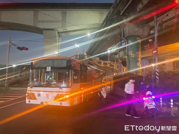 ▲▼ 公車玻璃遭捅破，大片玻璃刺向女乘客眼睛            。（圖／記者戴上容翻攝）