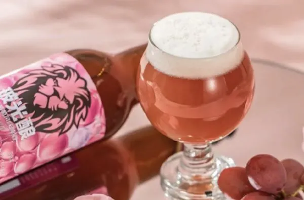 ▲大陸「燕京啤酒」公司推出的「玻尿酸」啤酒。（圖／翻攝微博）