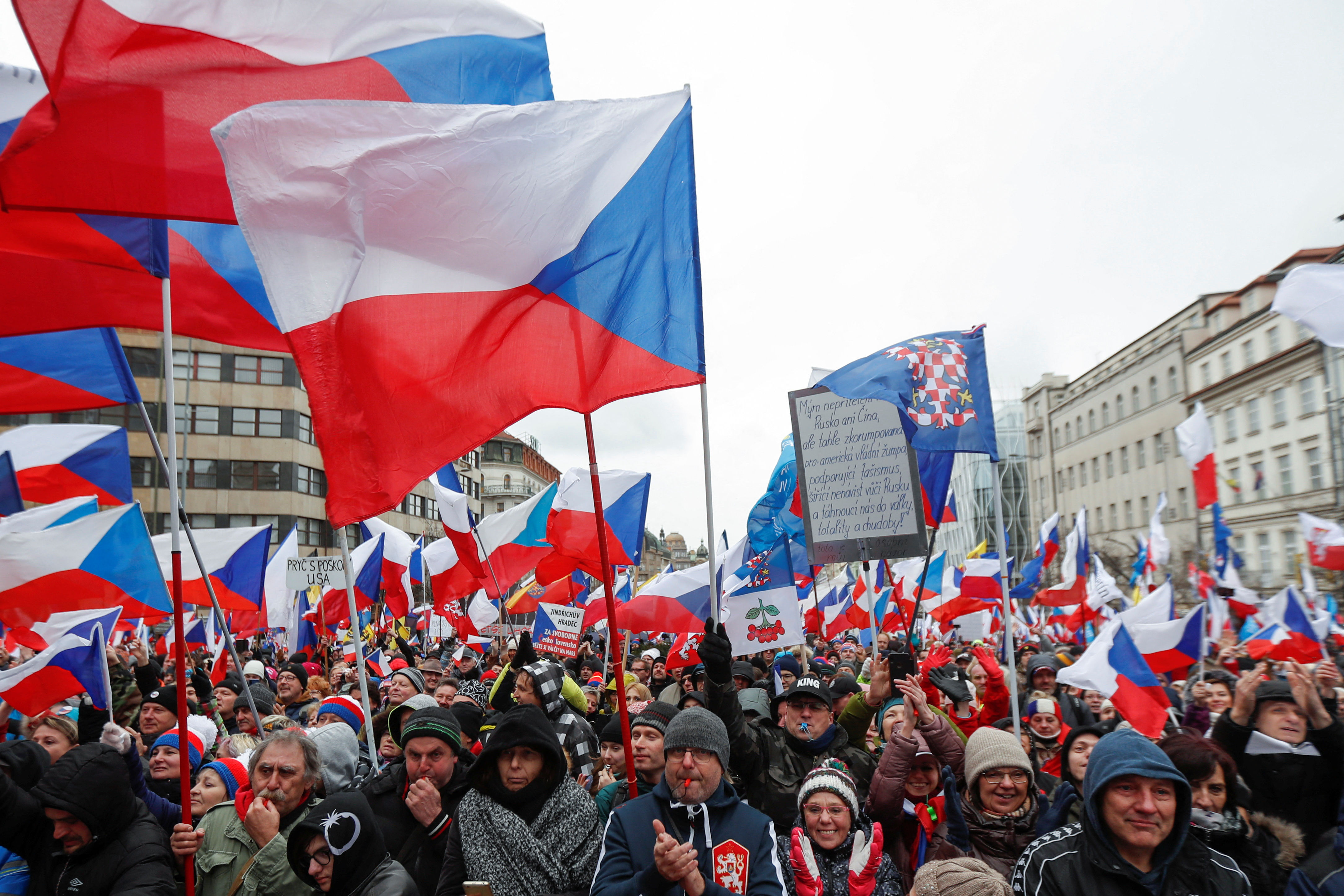 ▲布拉格數千人上街頭示威。（圖／路透）