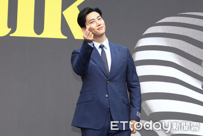 玉澤演13萬Gucci行頭帥翻信義區　長腿歐巴領紳士遊行氣勢逼人