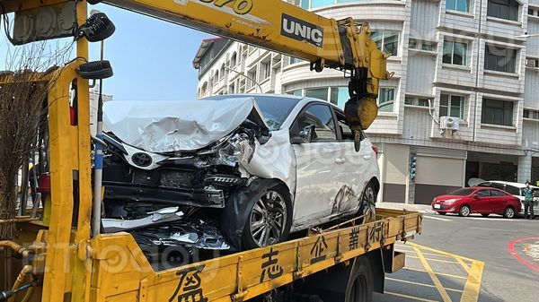 ▲前鎮疑似發生行車糾紛，車輛不但撞上民宅還有人被棍棒毆打             。（圖／記者吳世龍攝）