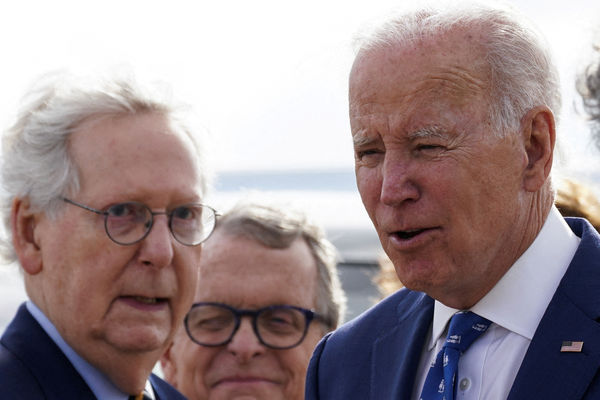▲▼美國總統拜登（Joe Biden，右）與聯邦參議院共和黨領袖麥康奈（Mitch McConnell，左）。（圖／路透）