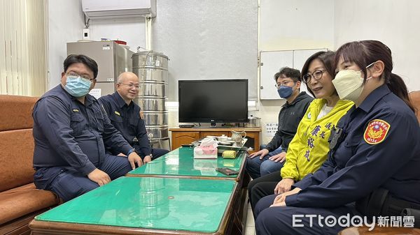 ▲高雄市議長康裕成向受傷員警說：感謝你們的勇敢             。（圖／記者吳奕靖攝）