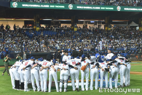 ▲▼2023WBC世界棒球經典賽中華隊開賽前圍成圓陣。（圖／記者李毓康攝）