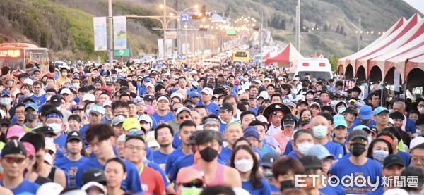 ▲花蓮太平洋浪花馬拉松在遠雄海洋公園前盛大起跑。（圖／花蓮縣政府提供，下同）