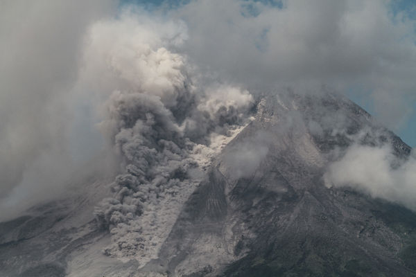 ▲▼2023年3月11日印尼梅拉比火山（Merapi）爆發。（圖／路透）