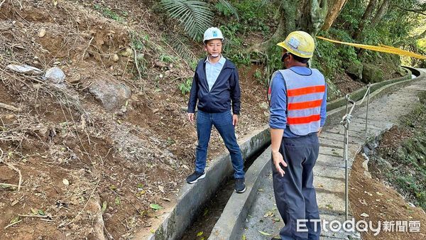 ▲石門青山瀑布步道修復 區長曾明華驗收3/11重新開放。（圖／記者戴上容翻攝）