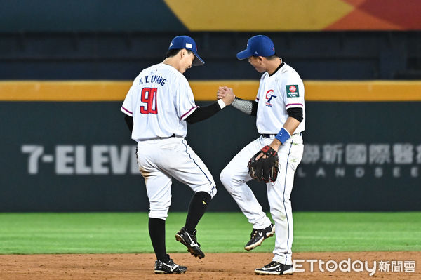 ▲▼2023WBC世界棒球經典賽中華隊江坤宇(左)與鄭宗哲二遊連線。（圖／記者李毓康攝）