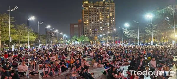 ▲▼台中市府廣場大螢幕轉播經典賽「台荷大戰，現場5000位球迷湧入觀戰。（圖／記白珈陽翻攝）