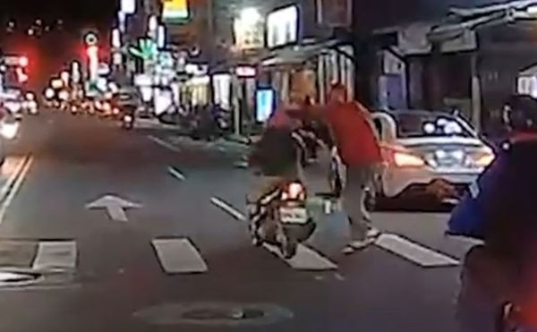 ▲▼這行人怒揮拳擊機車未禮讓女騎士頭部 後面來車停了讓過。（圖／翻攝自YouTube／WoWtchout - 地圖型行車影像分享平台）