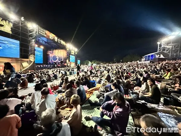 ▲▼《影･響 台灣Ⅱ》台灣電影100年100部草地音樂會，一夜2小時內看完103部電影，搭配現場交響樂和藝人演唱，聲勢浩大。（圖／記者林育綾攝）