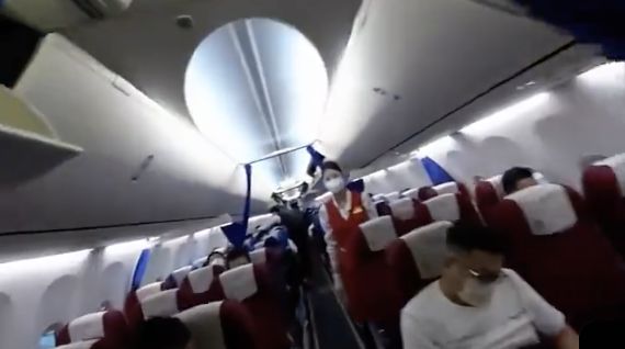 ▲大陸一名乘客因飛機延誤起飛影響轉機時間，向機長求助盼能提早降落。（圖／翻攝微博）