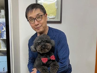 76歲劉松仁遭傳二度中風！「右手僵硬蜷曲」拄拐杖　發聲認了生病