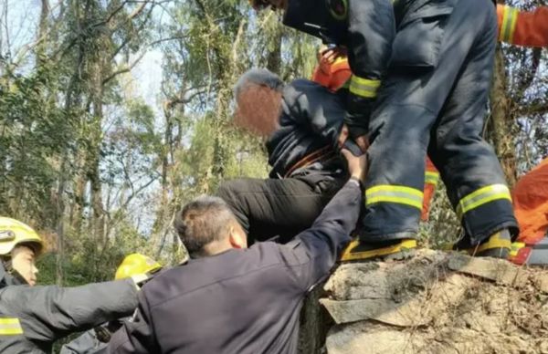 ▲浙江台州一名89歲的老者因想家逃出養老院，受困在8公尺高的土坡上。（圖／翻攝環球網）