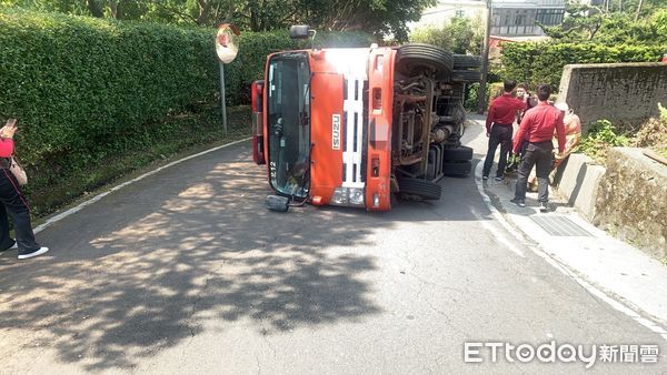 ▲▼ 三芝消防水車側倒路邊 。（圖／記者戴上容翻攝）