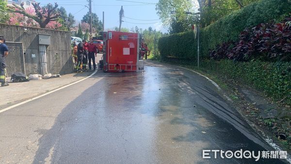 ▲▼ 三芝消防水車側倒路邊 。（圖／記者戴上容翻攝）