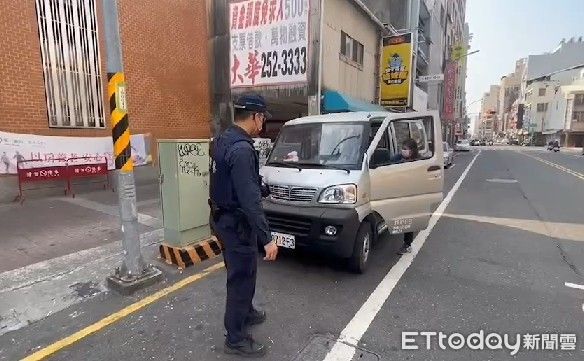 ▲台南市警二分局副分局長李忠憲指出，違規停車警方一定依法取締告發，賣金紙阿婆抽取違規停車標示單之行為，如經當事人告訴，恐將涉犯毀棄損壞他人文書罪嫌。（圖／記者林悅翻攝，下同）