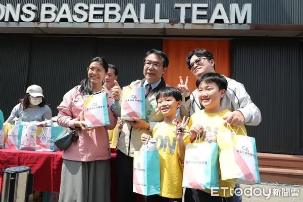 ▲台南市長黃偉哲宣布，為慶祝台灣隊二連勝，祭品文兌現！在台南市立棒球場前發放100份致勝大禮包。（圖／記者林悅翻攝，下同）