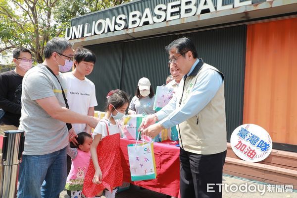 ▲台南市長黃偉哲宣布，為慶祝台灣隊二連勝，祭品文兌現！在台南市立棒球場前發放100份致勝大禮包。（圖／記者林悅翻攝，下同）