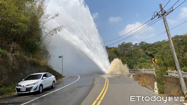 ▲11萬用戶受影響！寶二水庫輸水管大爆管　100m道路慘狀曝。（圖／鄉長邱振瑋提供）