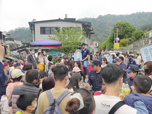 ▲橫山警內灣商圈宣導反詐　雄鷹、駿馬現身識「詐」超吸睛。（圖／記者陳凱力翻攝）