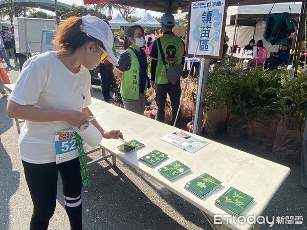 ▲今天的苗木兌換活動吸引了很多東河鄉民眾及跑者一起領苗。（圖／記者楊漢聲翻攝）