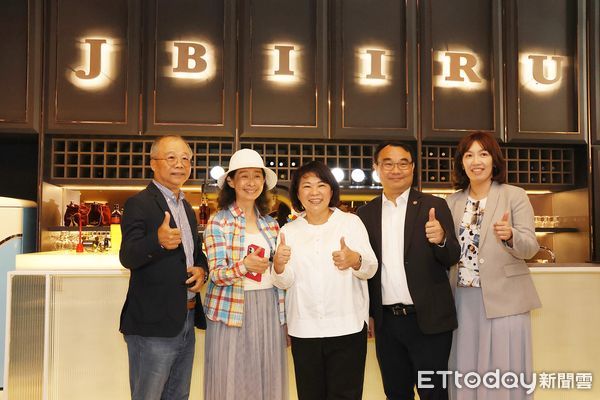 ▲▼ 嘉美館酒品倉庫變身充滿文藝氣息餐酒館 黃敏惠市長剪綵「為歷史空間注入新生」  。（圖／嘉義市政府提供）