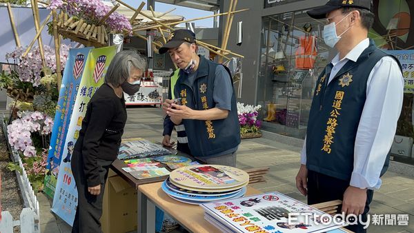 ▲國道警察第四公路警察大隊，配合國道公路警察局舉行紅斑馬全台串聯快閃活動，前往新營服務區南向進行預防犯罪與交通安全宣導活動。（圖／記者林悅翻攝，下同）